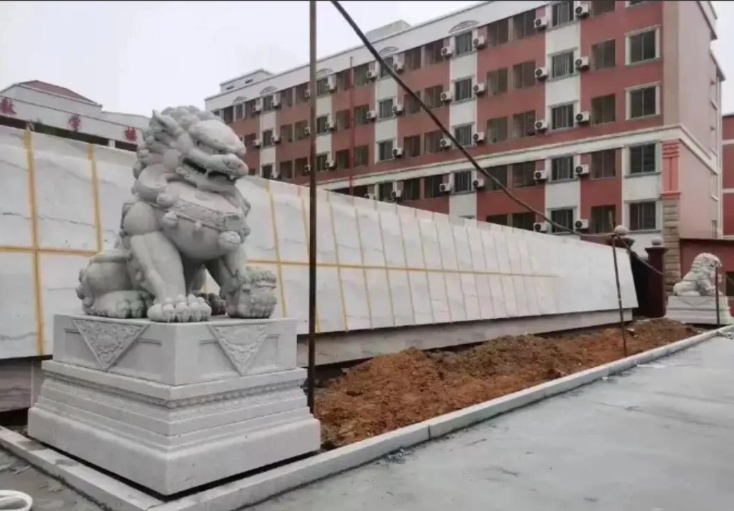 “太炸裂!”江苏，一男子到寺院参拜，遇到住持翻建寺庙化缘，男子没钱给，为表虔诚之