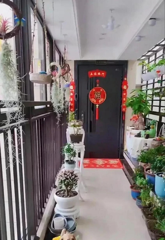 广东佛山，一男子因邻里矛盾，对方在业主群对其进行威胁，并对他家孩子进行跟踪。男子