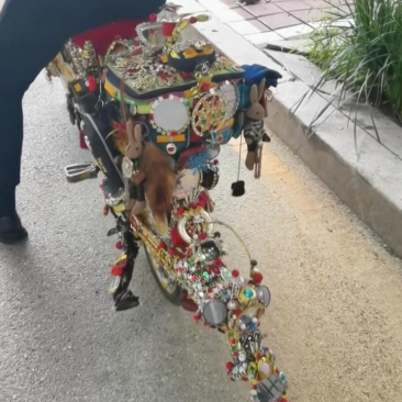    这辆车，就连劳斯莱斯都不敢与之相碰。整个车身挂满了金子，即便没有上百斤重，