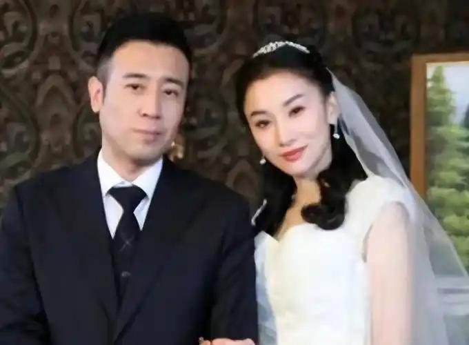 1971年，于和伟母亲45岁才生下他，没有奶水，他是吃大姐的奶水长大的，大姐早逝