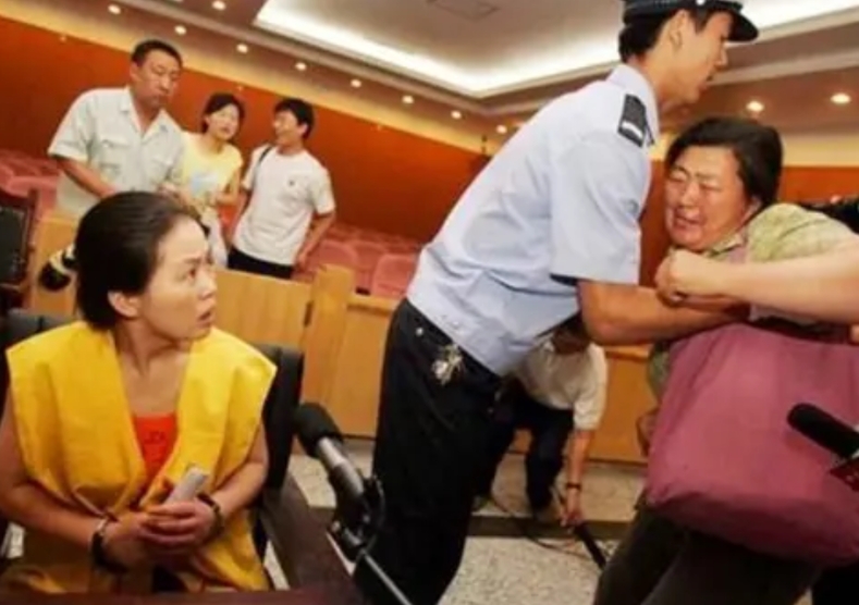 “兔子急了也咬人！”北京，一13岁少年把6岁男孩掐死后，投入枯井，村民们搬开井盖