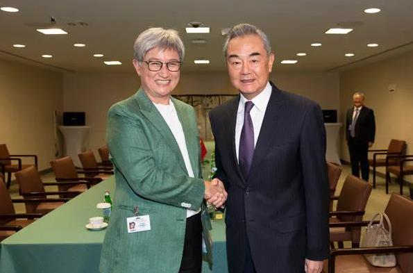中国和澳大利亚谈妥了
当地时间21日，王毅在约翰内斯堡会见了澳大利亚外长黄英贤，