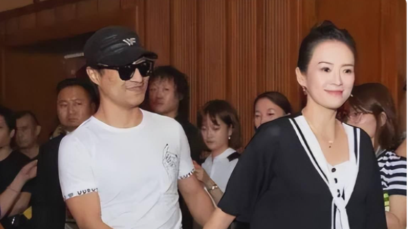 近日，汪峰带现任女友森林北看演唱会，女方小腹隆起疑怀孕。
网友纷纷调侃，铁打的汪