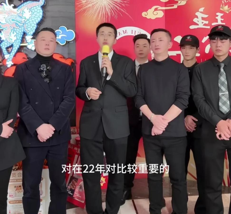 低估小井了！

小井最初只是直播不行，不是说话不行！

麻六记领导到济南小井，一