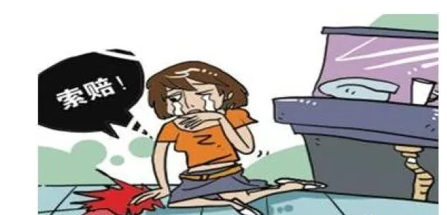 “在你这里摔倒，你们不赔钱？”山东济南，董某某边走边看手机，走到某酒店门前区域市