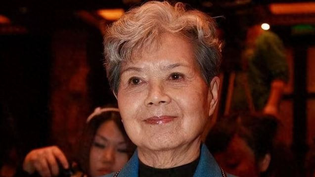 她是中国首位电视播音员，丈夫去世后改嫁初恋，儿子成她一生遗憾