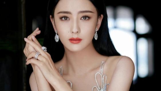 39岁佟丽娅太有韵味，一袭无痕裙有点美