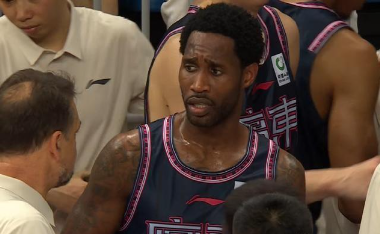 CBA窗口期，广东宏远裁掉双核外援巴顿和贝兹利，节省薪金空间，签下NBA球员朗尼