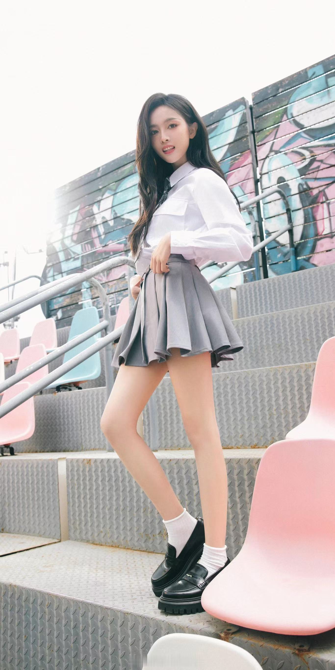 表妹毕业了，大家帮忙看看她适合做什么工作啊哈哈哈哈