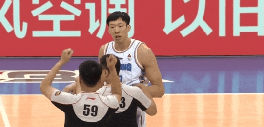 小杨还是年轻啊！杨瀚森在周琦罚球三不沾之后，忍不住偷笑了！
小杨平时还是挺严肃的