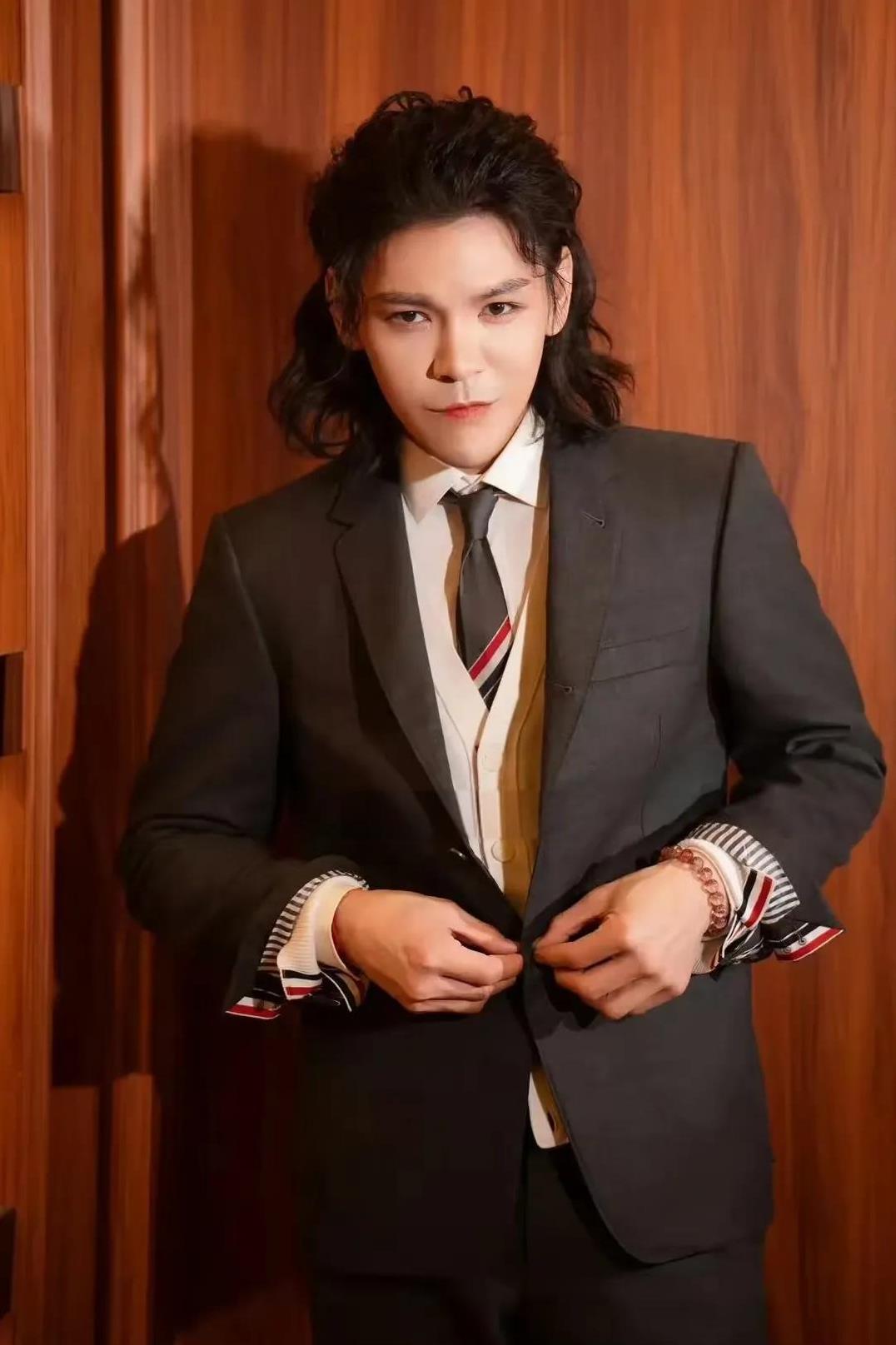向佐穿上一身灰咖色西服套装，衬衫配领带还是比较痞帅的！不搞抽象风格的他则显得成熟