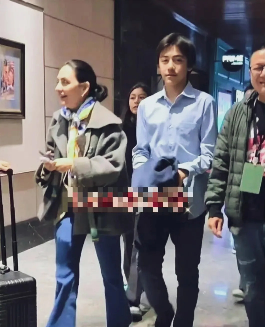 刘烨的儿子阳光帅气比妈妈还高，女儿也很漂亮！大眼睛水汪汪的。两个孩子都继承了爸妈