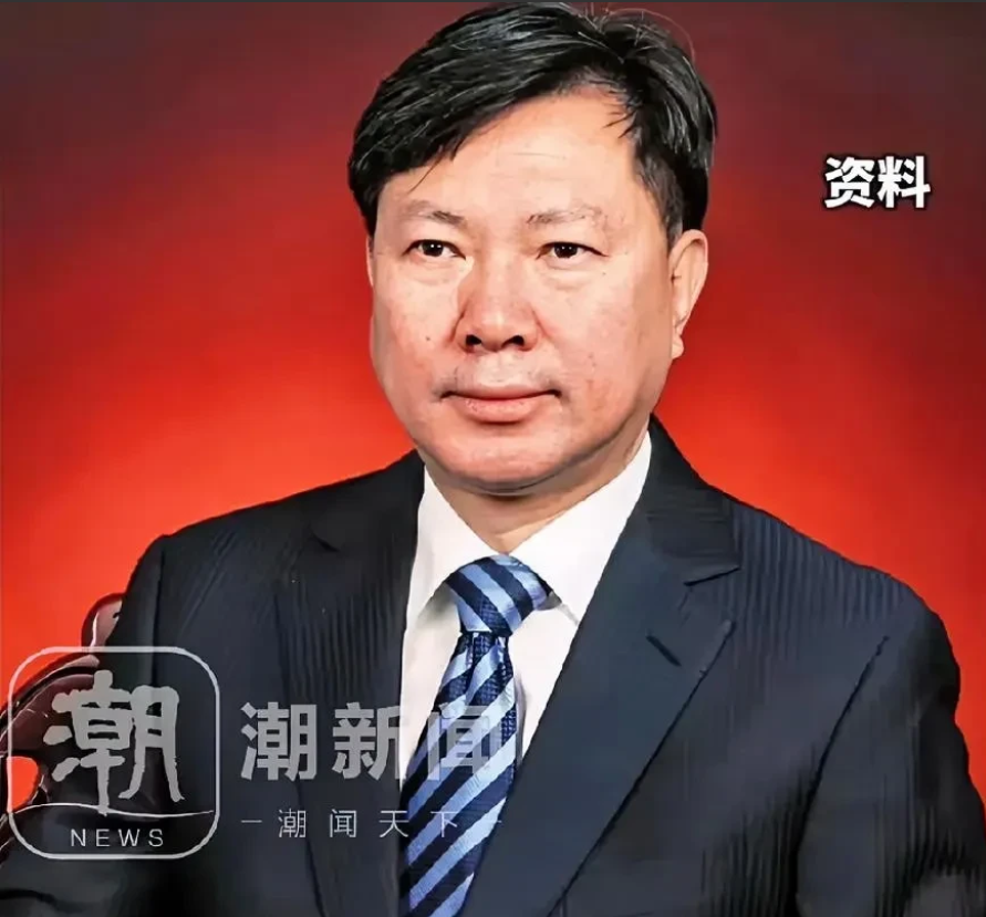 快讯！快讯！
中国黄金集团第3位高层陈雄伟被抓
家中被搜出数量惊人的黄金珠宝
