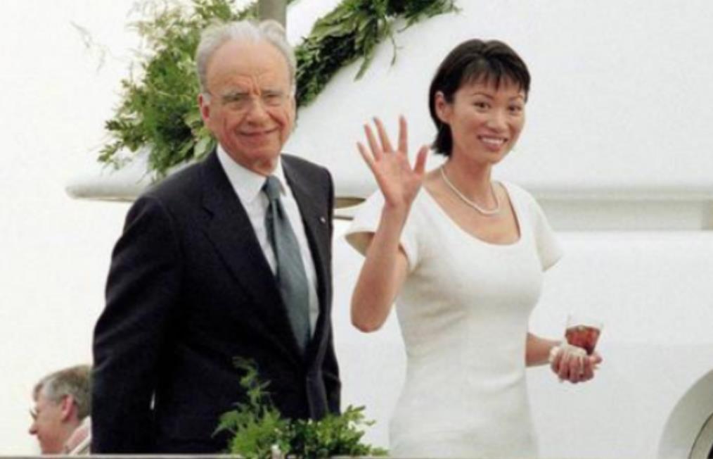 1999年6月，为了迎娶年轻貌美的邓文迪，默多克毅然与安娜离婚，安娜在协议中只提
