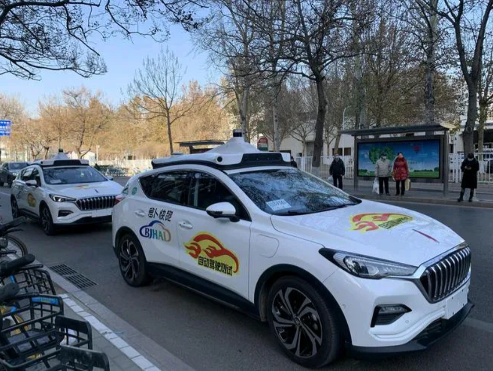 百度萝卜快跑在武汉投放后，引起了很大的反响。
一些人觉得打工人最后的退路要没了，