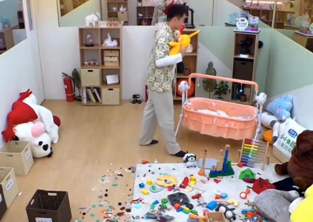 节目中，郑恺:“我们俩结婚之前，我们对婚后的生活也是未知的，生活多了很多你从未研