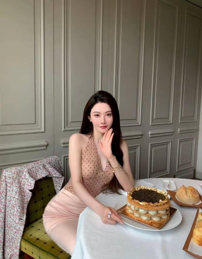 冯绍峰要成为黄晓明2.0吗？新女友疑来自名媛培训班周麟嘉