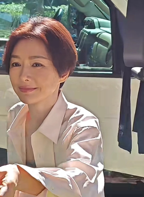 咱就说，给秦岚换这发型的人可真是 “绝了”！以往秦岚那是甜美优雅又干练，妥妥的女