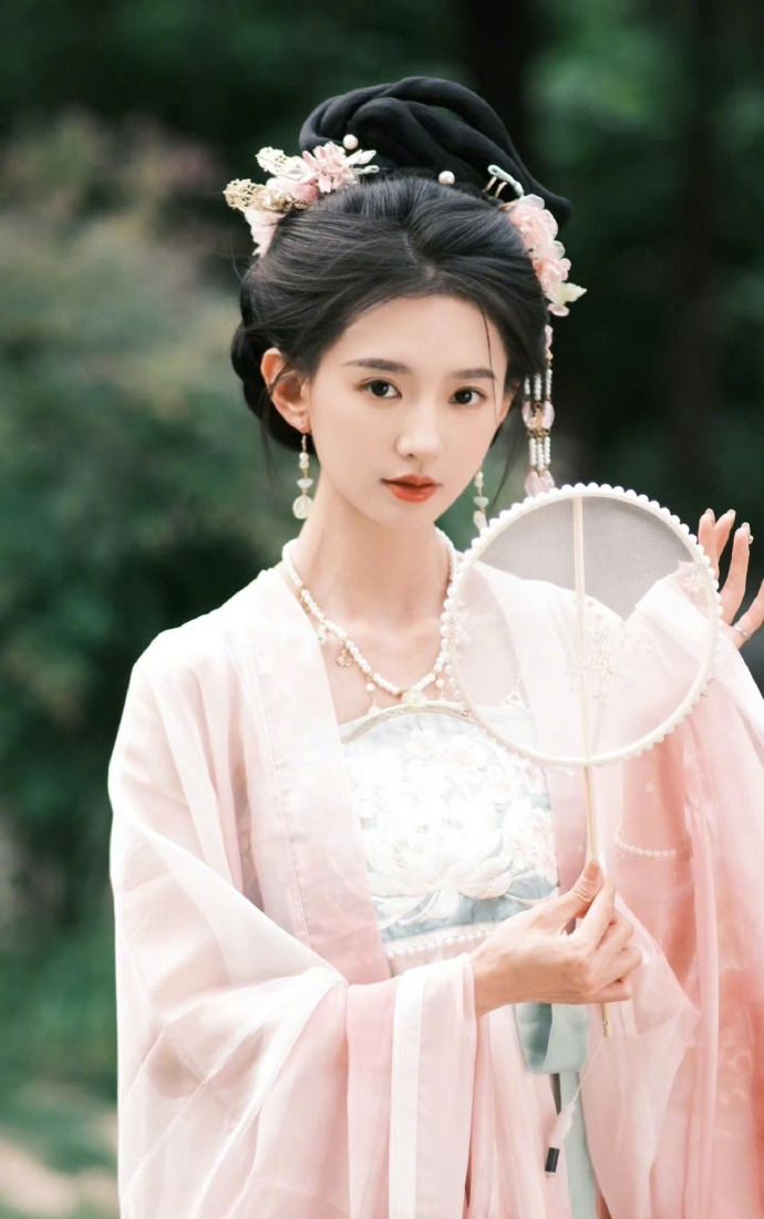 祝好吧，确实跨度好大，主要是娱乐圈不缺美女，希望她能自身还有别的实力，能在娱乐圈