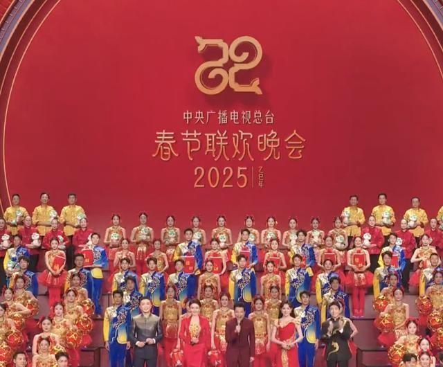 热搜连爆撒贝宁火速回应眉毛画太浓，这真是让人忍俊不禁。确实，今年春晚撒贝宁的眉毛