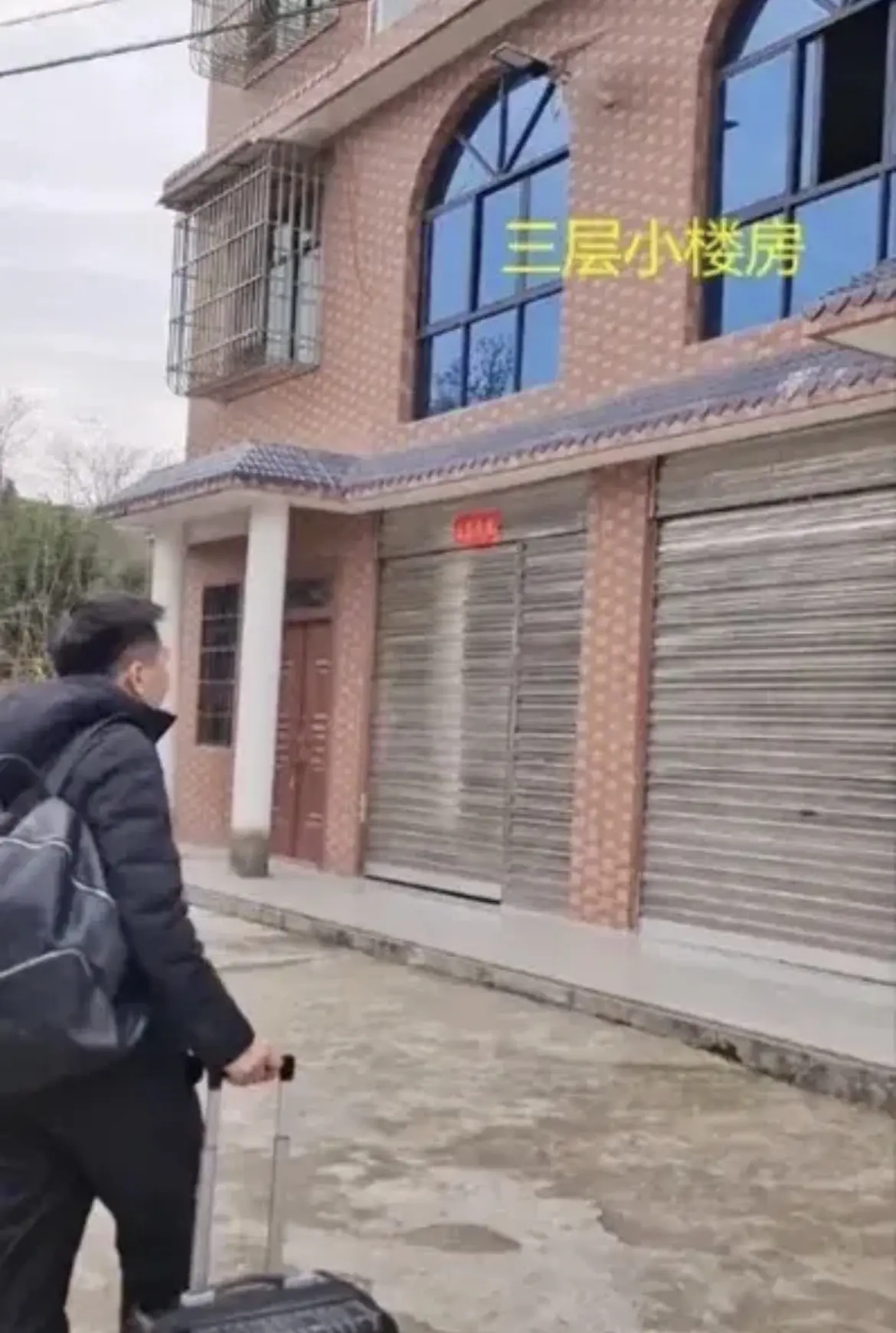 在四川达州，一名男子回老家过年，他知道，老家已经没人了，妈妈已经不在了。但他控制