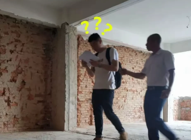 二十年前，有位同事请一家装修公司装房子。
她了解装修公司的运行模式。装修款是公司