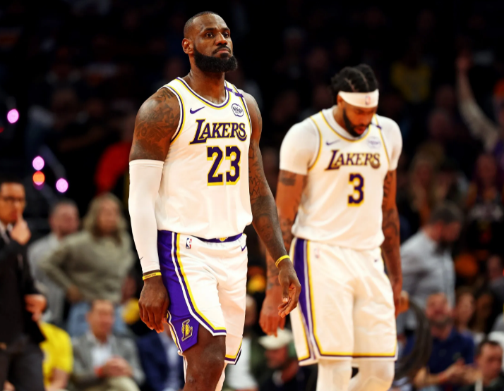 雷迪克总算找到了湖人一套最强阵容，不服不行！

1、控球后卫——里夫斯，身高19