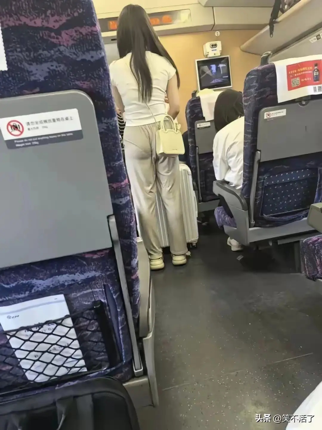 高铁上看到这一幕，真不知道怎么帮她，要不要上去帮她拉一下！