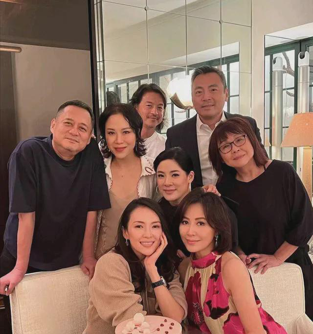  
 
刘嘉玲在家中举办私人聚会，现场布置尽显奢华。章子怡作为当晚主角亮相，众人