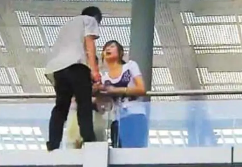 2011年，深圳一名才16岁的男孩欲跳桥自杀，被一名过路的19岁女孩看到，她上去