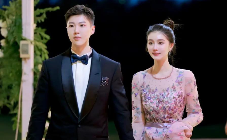 赵本山的龙凤胎女儿球球在社交平台上晒出了约2个月大的萌娃陈皮儿，同时还分享了自己