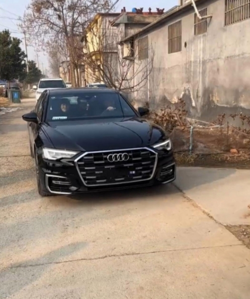 手上有多少钱才买得起30万元以上的车？
我同事去年买了辆奥迪A6l，花了接近30