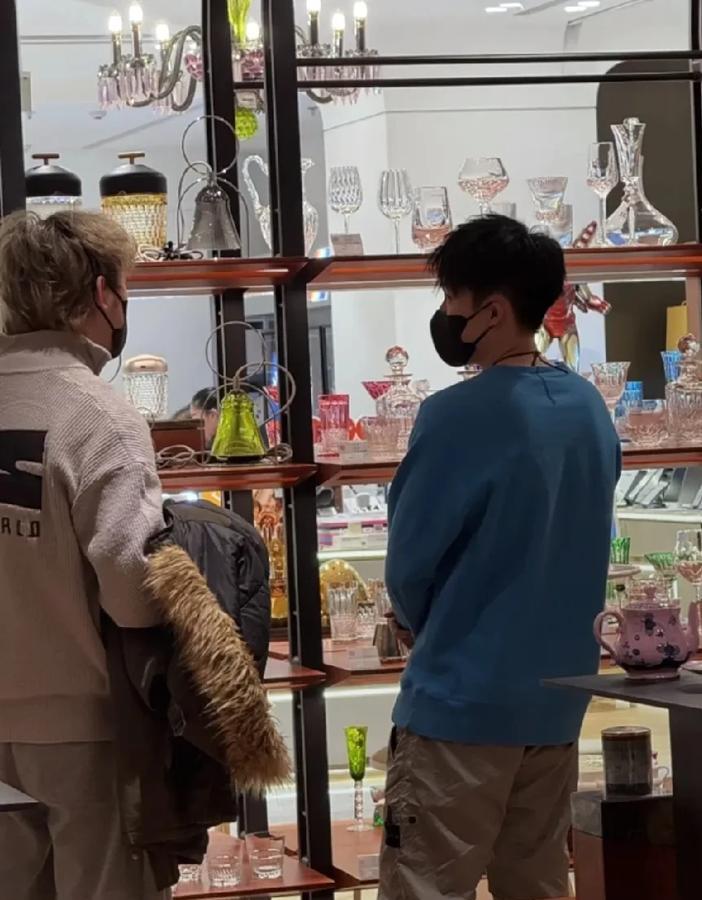 15日，王楚钦和圈外女友王CC一起逛SKP了！

今天下午看到大头开着大G离开体