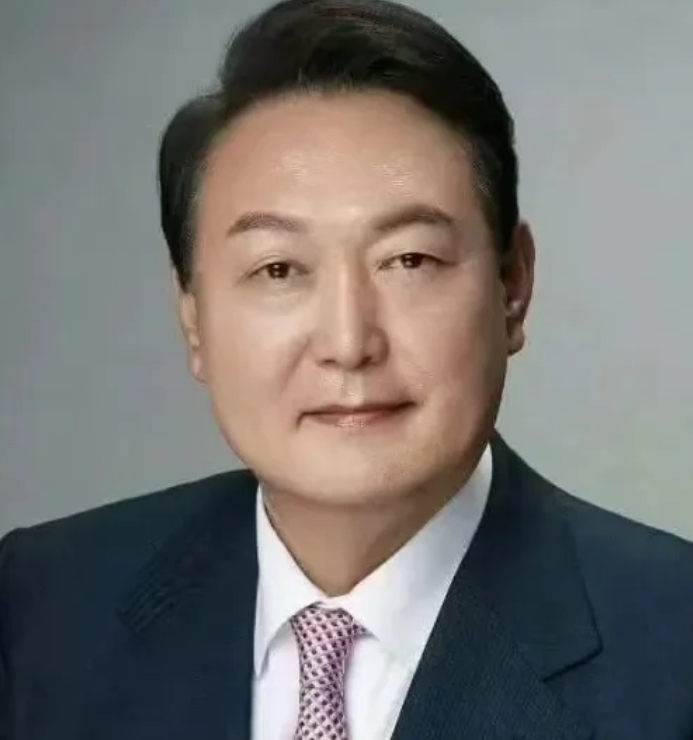 1980年，19岁的尹锡悦在首尔大学一场模拟审判中宣判全斗焕无期徒刑，他因此被追