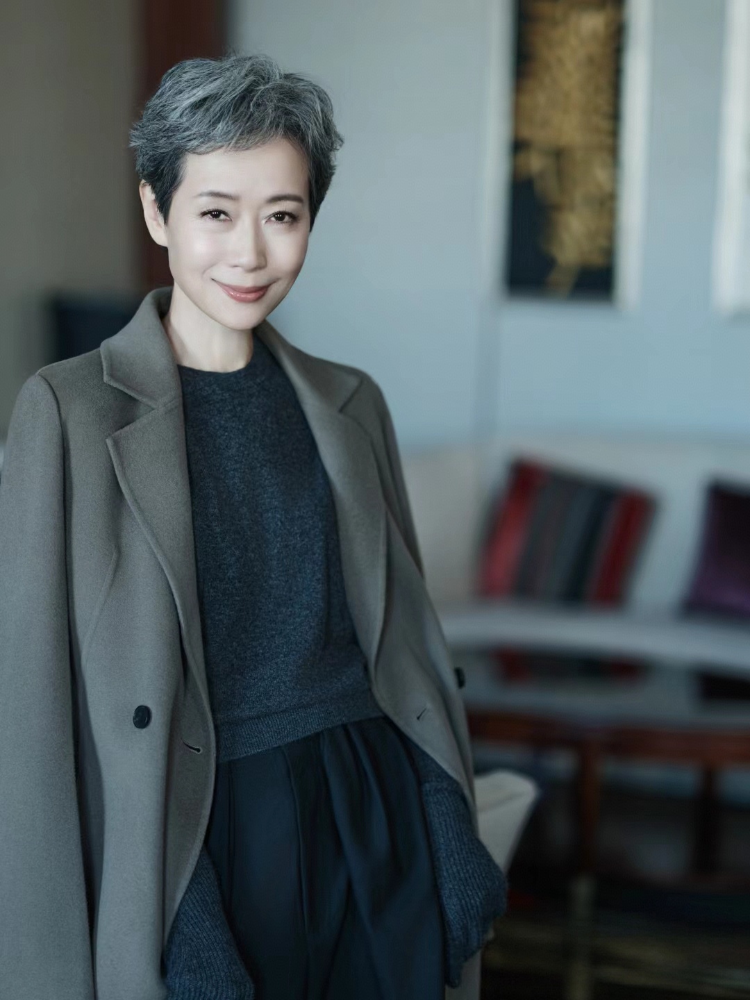 61岁叶童秀冬季穿搭，白发也挡不住的妩媚动人