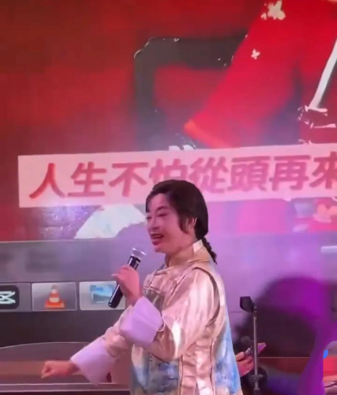 74岁刘晓庆参加活动，献唱《门前相思大碗茶》，身轻如燕，容颜娇美，那里也不像74