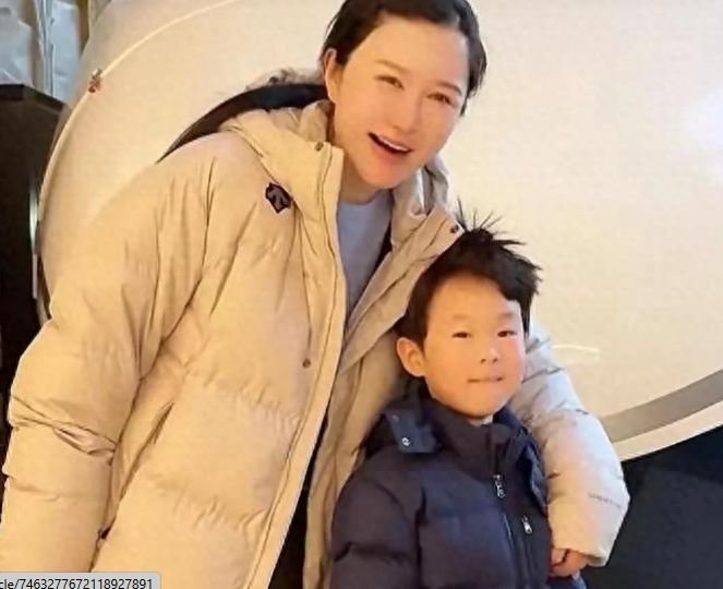 张纪中小娇妻携三娃跨洋团圆，上演温馨寻夫记