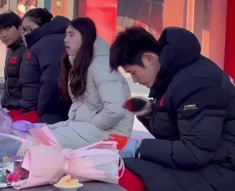 潘展乐坚果打不开告诉张雨菲，太可爱了吧！
 
 
乐乐应该把坚果再塞到雨菲嘴里，