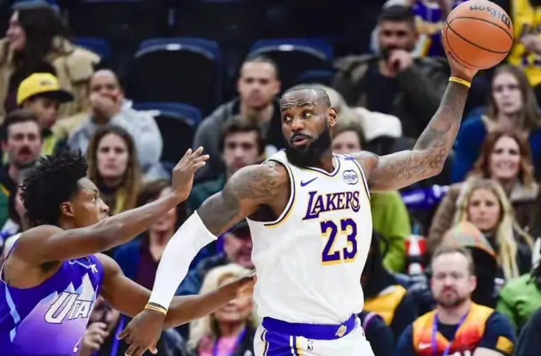 詹姆斯从来不是历史得分王！他现在算是NBA历史积分王！
历史得分王靠什么依据评判