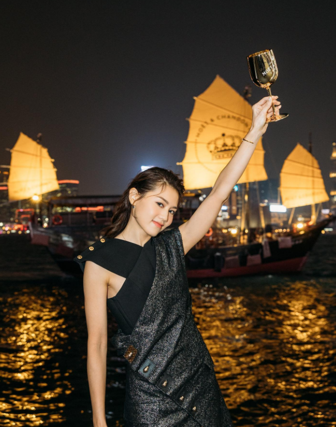 她以前曾经是香港顶级美女，现在看起来依然很漂亮，很多人以前都看过她的电影