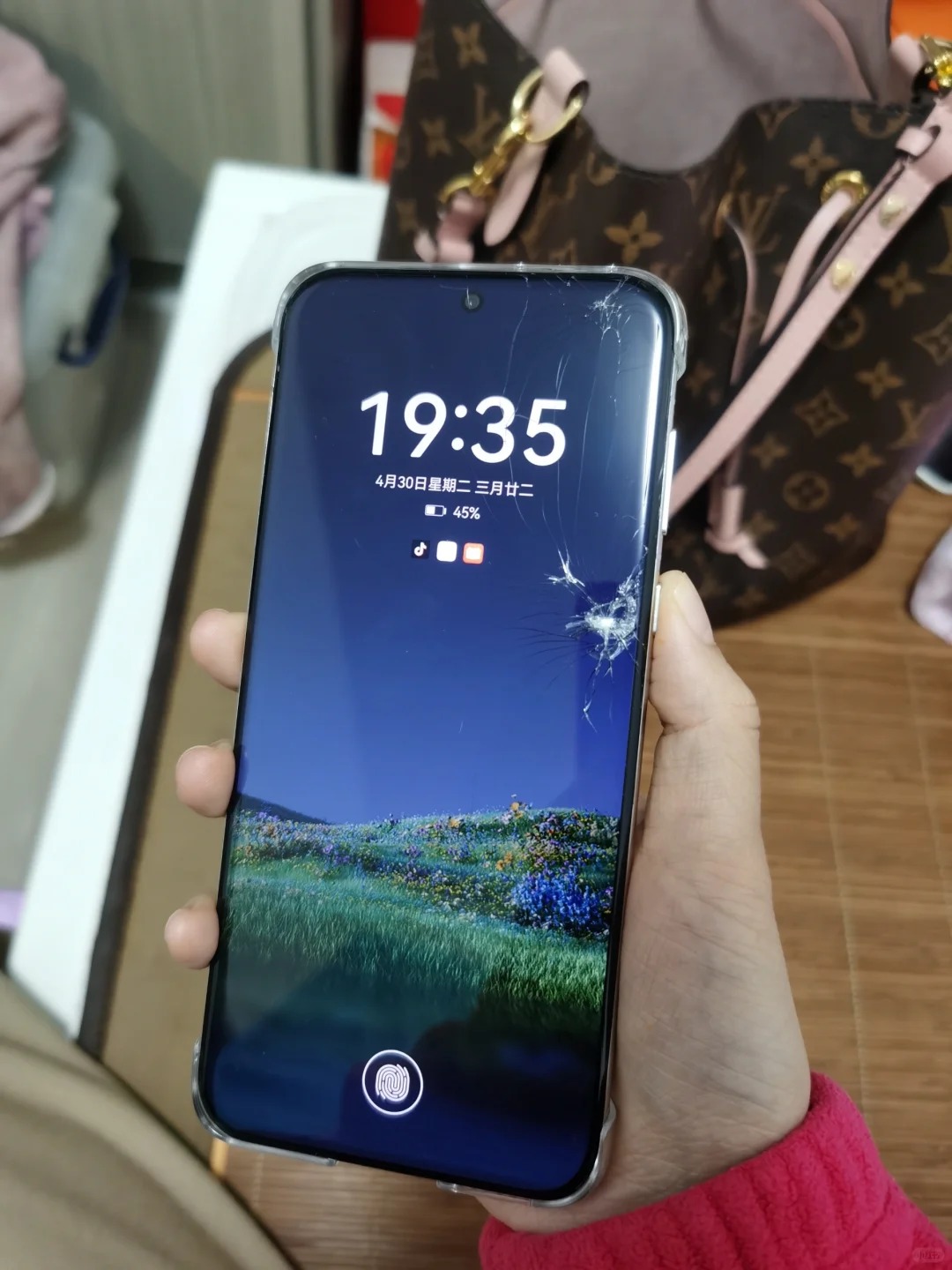 华为pura70 pro+全网首摔即碎，屏幕中奖
五年的mate30 pro用户