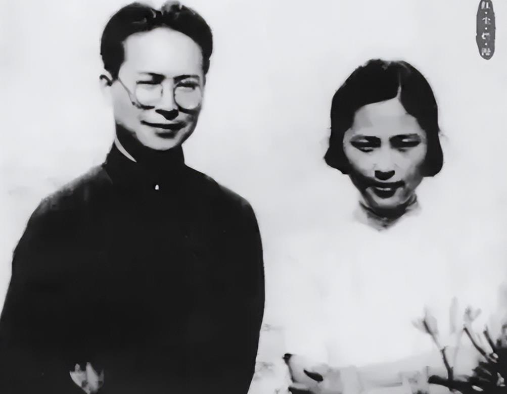 1949年，沈从文服下煤油割腕自尽，被救后，他想拉住妻子张兆和的手，可没想到对方