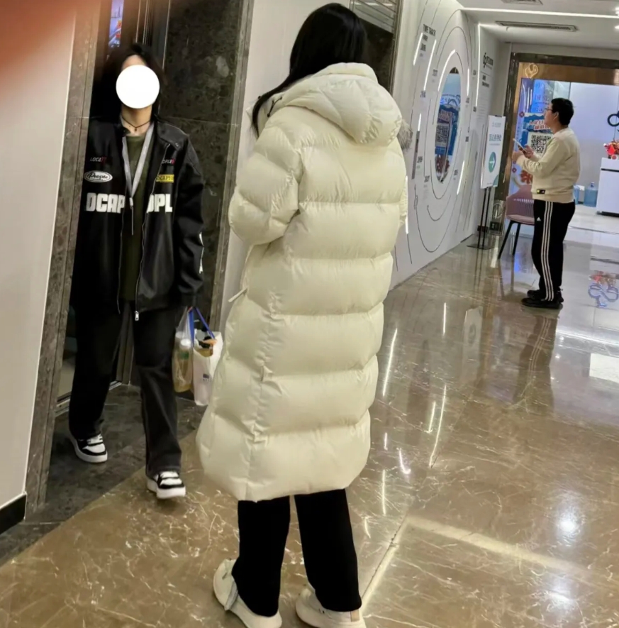 这人老了，思想咋也老了呢？
昨天我侄儿订婚，我高兴的回家，穿上了我刚买的白色的羽