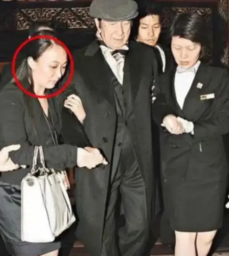 四太梁安琪去看何鸿燊，推开门却发现邓咏诗正在床上给他按摩。梁安琪当场发怒，直接对