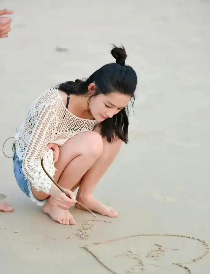 这应该是李沁最想删掉的沙滩照，看着都替她尴尬