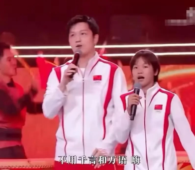 全红婵亮相湾区升明月晚会，教练讲了，平时怎么唱，台上就怎么唱，放开大胆的唱，把他