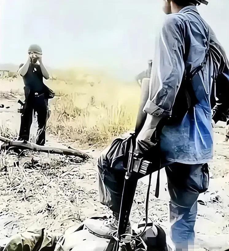 1972年，一个美国大兵撩起一名越南女兵的上衣，一脚踩到了她的胸前，并让战友给他