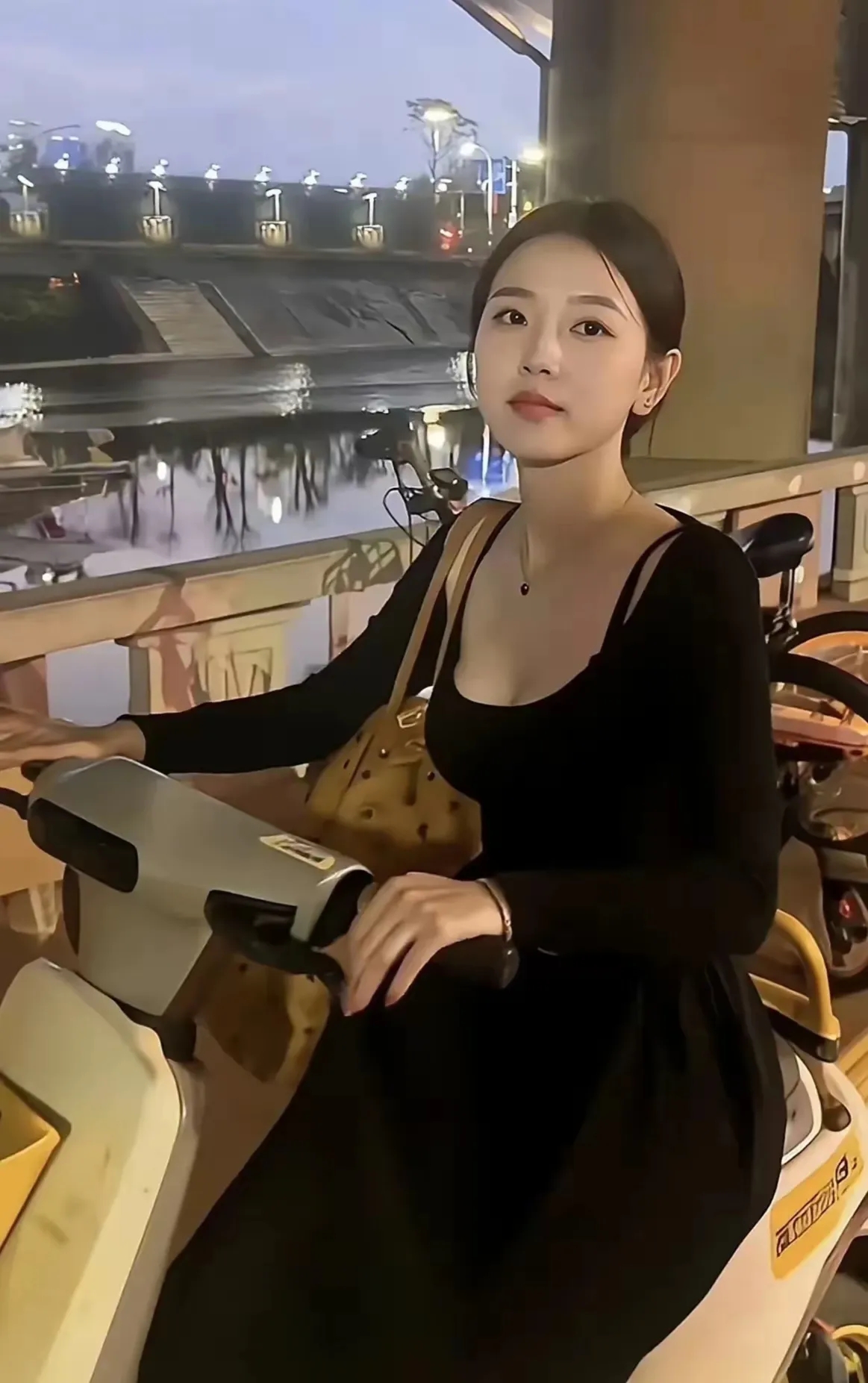 大家发现没有？在城市或者说乡镇，现在很多人出行慢慢已经不开小车，习惯出行开电动摩