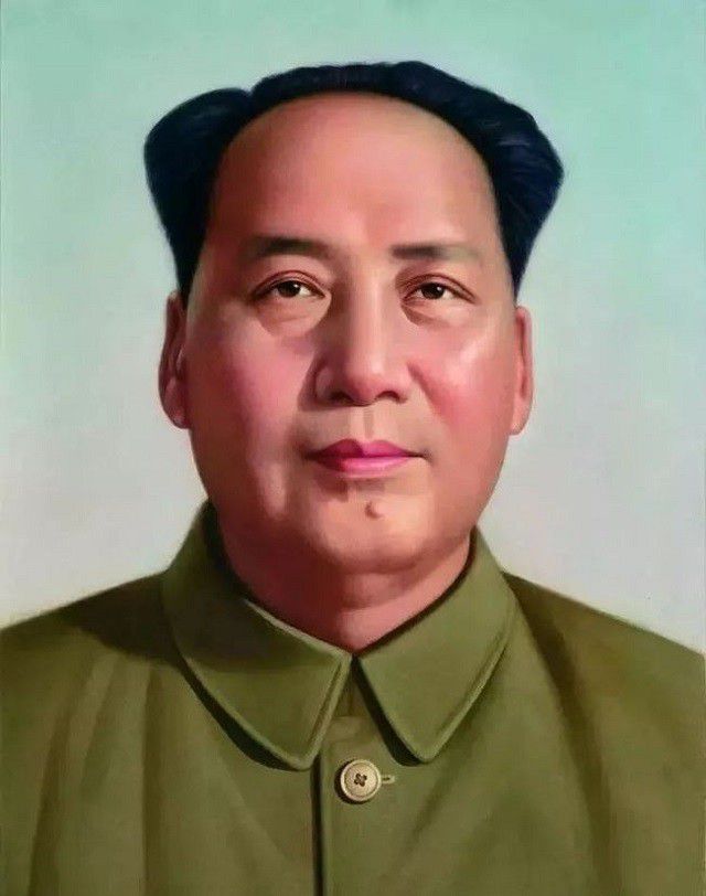1954年10月，毛主席主持国防委员会第一次会议，他总结说中国军队的近代化，可以