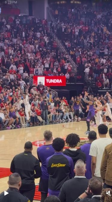 NBA真的越来越商业联盟了，今天火箭和湖人的比赛，湖人落后三分，克里斯蒂边线球发